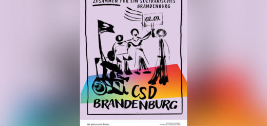 Auf lila Hintergrund sind die Umrisse von protestierenden Menschen zu sehen, die Fahnen und Schilder in die Höhe halten. Sie stehen auf einem bunten Untergrund, der regenbogenfarben ist. Darüber steht "Zusammen für ein solidarisches Brandenburg, 02.09." Darunter steht "CSD BRANDENBURG".